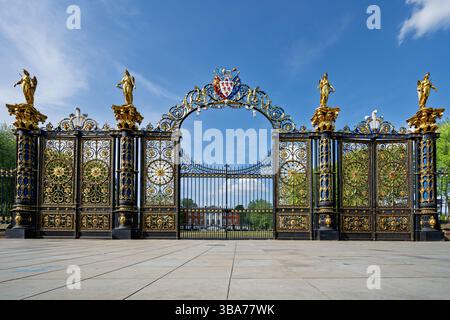Warrington Town Hall Tore, die lokal als Golden Gates bekannt sind. Stockfoto