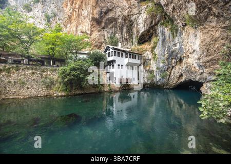 Blagaj Tekke Kloster mit dem Fluss Buna in der Nähe der Stadt Mostar in Bosnien und Herzegowina, Europa. Riverside House by Cliffside: Ein malerischer Blick auf ein Hausnest Stockfoto