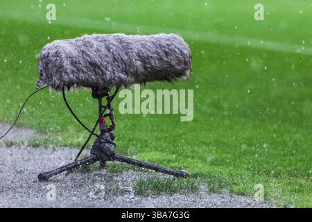 Turin, Italien. Mai 2025. Ansicht des Spielfeldes zum Zeitpunkt des Regenschusses während des Fußballspiels der Serie A 2024/25 zwischen Torino FC und FC Internazionale im Olimpico Grande Torino Stadium Credit: dpa/Alamy Live News Stockfoto