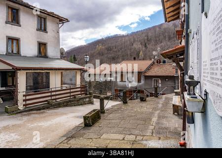 Malerische Gasse mit traditionellen Wohnhäusern im ruhigen Bergdorf Pian degli Ontani, Toskana. Pian degli Ontani, Italien Stockfoto