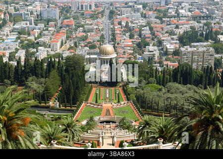 Panoramablick auf Haifa, Israel, mit den Bahá’í-Gärten und dem Schrein der Báb mit üppigem Grün und Stadtlandschaft bei hellem Tageslicht. Stockfoto