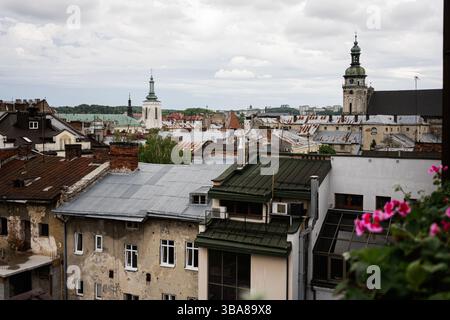 Ein fesselnder Blick auf die Dächer der Stadt mit historischen Gebäuden und entfernten Kirchtürmen in Lemberg, Ukraine. Stockfoto
