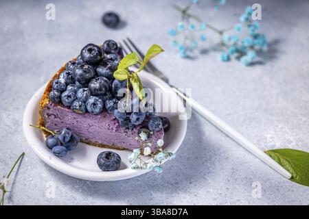 Stück süßer, cremiger Blaubeer-Käsekuchen mit frischen Blaubeeren, süßem, leckerem Käsekuchen und Beerenkuchen. Französische Küche Stockfoto