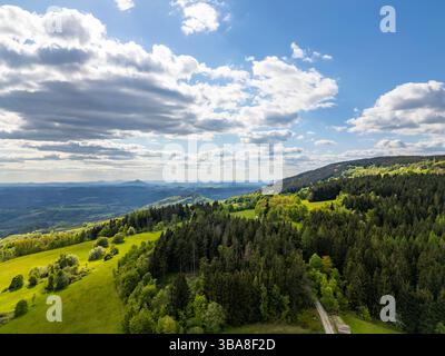 Aus der Vogelperspektive die blühende Sommerlandschaft in der Nähe des Isergebirges mit grünen Hügeln, Wäldern, Wiesen und malerischen Dörfern, einschließlich Blick in Richtung Jes Stockfoto