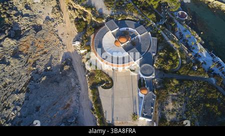 Drohnenaufnahme, Morgenlicht, Gebäude mit einzigartigem Dachdesign, von oben in natürlicher Umgebung aufgenommen, Kalithea, Kallithea, Thermalbäder, Spa, Rhodos Stockfoto