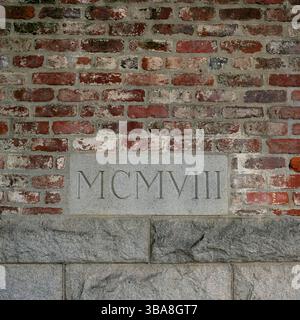 MCMVIII in römischen Zahlen in einem rechteckigen Stein auf einer Backsteinmauer, die den Grundstein datiert, Bau eines Gebäudes aus dem Jahr 1908; Richmond Virginia Stockfoto