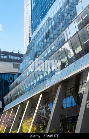 Wolkenkratzer im Manhattan West Abschnitt von Hudson Yards an einem klaren Nachmittag, 2025, New York City, USA Stockfoto