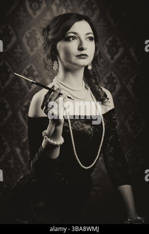 Schwarz-weißes Retro-Porträt einer Frau im Stil der 20er oder 30er Jahre Foto im Vintage-Stil Stockfoto
