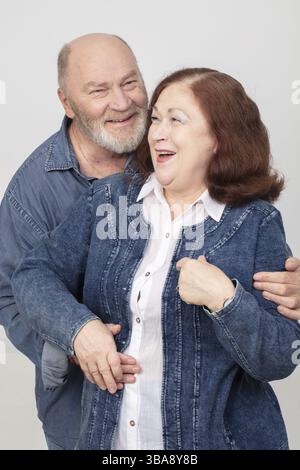 Porträt eines älteren, fröhlichen und amourösen Paares in Jeansbekleidung Stockfoto