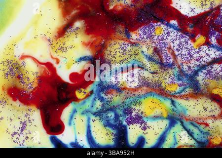 Sehr schöne transparente Kunst. Ein abstraktes Kunstwerk. Die Tintenfarben sind erstaunlich hell, leuchtend, durchscheinend und glatt. Blaue und rote Streifen auf einem wh Stockfoto