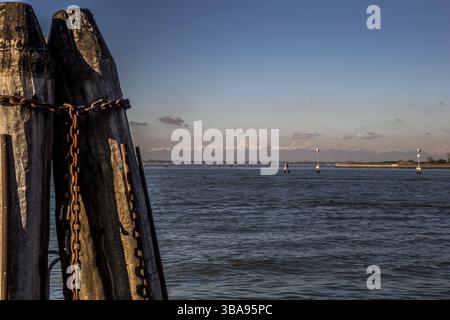 Blick auf die Lagune von Venedig mit dramatisch bewölktem stürmischem Himmel und Horizont in der Ferne sonnendurchflutete Gipfel der Dolomiten, Venedig, Italien, Venedig, Italien, Euro Stockfoto