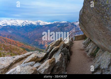 Atemberaubende Aussicht vom Moro Rock im Sequoia National Park mit schroffen Klippen, majestätischen Bergen und einem gewundenen Pfad, der zu einem atemberaubenden V führt Stockfoto
