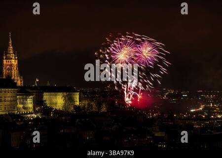 Neujahrsfeuerwerk über dem historischen Zentrum von Prag. Die wunderschön beleuchtete Prager Burg und der Veitsdom. Tschechische Republik, Prag, Tschechische Re Stockfoto