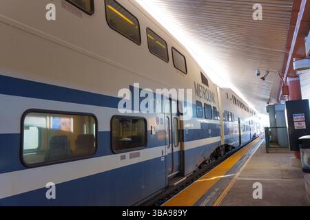Los Angeles, Kalifornien – 7. Dezember 2024: Der Metrolink-Zug wartet am Bahnsteig der Union Station in Los Angeles und zeigt die architektonische Besonderheit Stockfoto