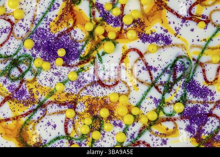 Auf weißem Hintergrund, Farbflecken und farbige Streifen von Glitzern. Abstrakter festlicher Hintergrund Stockfoto