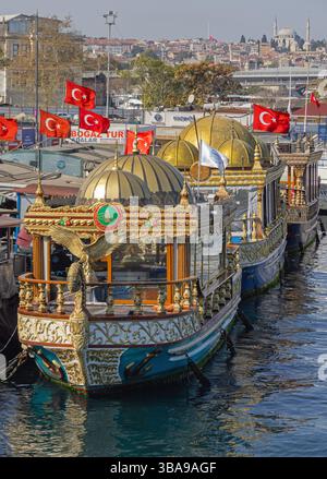 Istanbul, Türkei - 20. Oktober 2023: Fisch-Sandwich-Restaurant bei Gold Boats am Golden Horn Dock Eminonu. Stockfoto