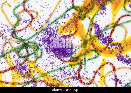 Auf weißem Hintergrund, Farbflecken und farbige Streifen von Glitzern. Abstrakter festlicher Hintergrund Stockfoto