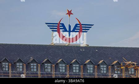 Istanbul, Türkei - 19. Oktober 2023: Schild der 1. Regionaldirektion der türkischen Staatsbahnen oben auf dem historischen Bahnhofsgebäude Haydarpasa in Kadikoy. Stockfoto