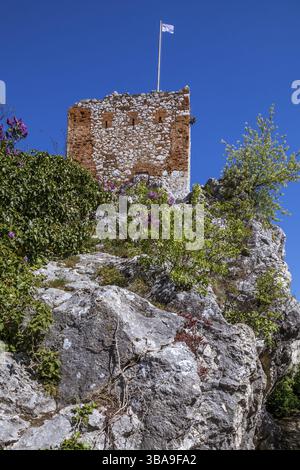 Malerische Stadt Mikulov am sonnigen Frühlingstag mit blühenden Büschen und Bäumen. Mikulov, ausgebreitet auf den Hügeln von Palava und umgeben von Weinbergen Stockfoto