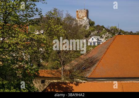 Malerische Stadt Mikulov am sonnigen Frühlingstag mit blühenden Büschen und Bäumen. Mikulov, ausgebreitet auf den Hügeln von Palava und umgeben von Weinbergen Stockfoto