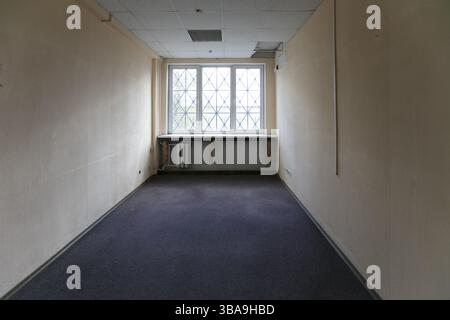 Leeres Zimmer mit beigefarbenen Wänden Stockfoto