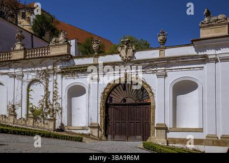 Malerische Stadt Mikulov am sonnigen Frühlingstag mit blühenden Büschen und Bäumen. Mikulov, ausgebreitet auf den Hügeln von Palava und umgeben von Weinbergen Stockfoto