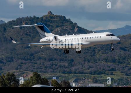 Avión ejecutivo Bombardier BD-700-1A10 Global 6000 de la Compañía Comlux Aviation Malta aterrizando en el aeropuerto de Málaga Stockfoto