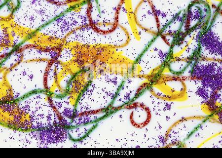 Auf weißem Hintergrund, Farbflecken und farbige Streifen von Glitzern. Abstrakter festlicher Hintergrund Stockfoto