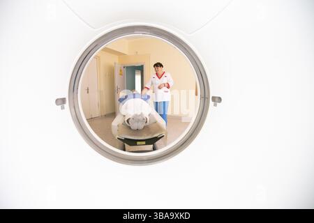 Weißrussland, Stadt Gomil, Zentralkrankenhaus. Am 31. Mai 2021 führt der Arzt eine Ultraschalluntersuchung durch, Europa Stockfoto