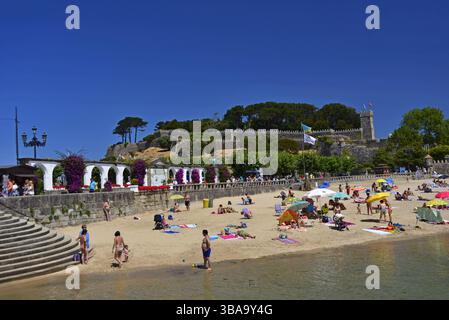 Menschen, die einen Sommertag im Praia de da Ribeira in Baiona genießen, an der Küstenroute des Jakobsweges Stockfoto