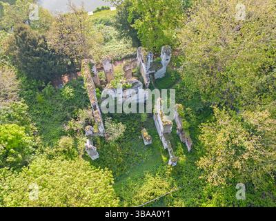 Aus der Vogelperspektive auf das zerbröckelnde Schloss betchworth aus dem Jahr 1379 surrey Stockfoto