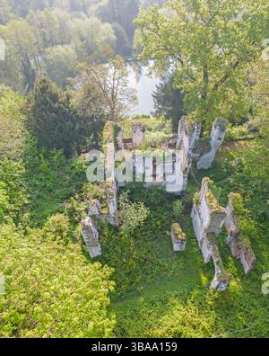 Aus der Vogelperspektive auf das zerbröckelnde Schloss betchworth aus dem Jahr 1379 surrey Stockfoto