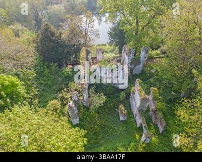 Aus der Vogelperspektive auf das zerbröckelnde Schloss betchworth aus dem Jahr 1379 surrey Stockfoto