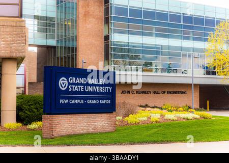 Grand Rapids, MI, USA - 23.04.2025: Foto des Eingangs zur Hall of Engineering an der Grand Valley State University in Grand Rapids Michigan Stockfoto