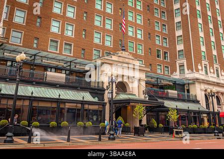 Grand Rapids, MI, USA - 23.04.2025: Foto des alten Pantlind Hotels in Grand Rapids Michigan, das seine historische Architektur und seine Rolle als Landhaus zeigt Stockfoto