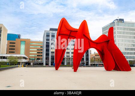 Grand Rapids, MI, USA - 23.04.2025: Foto der roten abstrakten Skulptur La Grande Vitesse von Alexander Calder in der Innenstadt von Grand Rapids Michigan, Symbol von Stockfoto