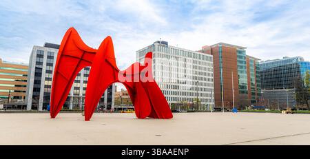 Grand Rapids, MI, USA - 23.04.2025: Foto der roten abstrakten Skulptur La Grande Vitesse von Alexander Calder in der Innenstadt von Grand Rapids Michigan, Symbol von Stockfoto