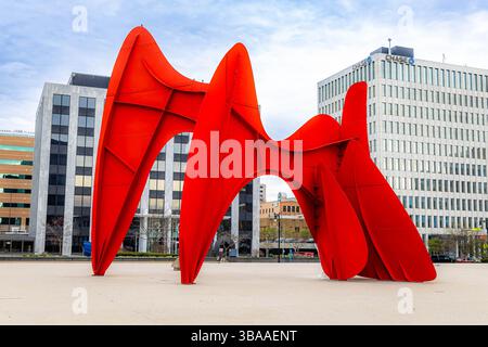 Grand Rapids, MI, USA - 23.04.2025: Foto der roten abstrakten Skulptur La Grande Vitesse von Alexander Calder in der Innenstadt von Grand Rapids Michigan, Symbol von Stockfoto