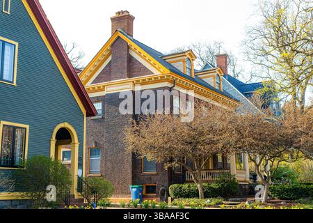 Grand Rapids, MI, USA - 23.04.2025: Foto von privaten Wohnhäusern in Grand Rapids Michigan bei Sonnenuntergang mit warmem Licht, ruhigen Straßen und friedlichem Ambiente Stockfoto