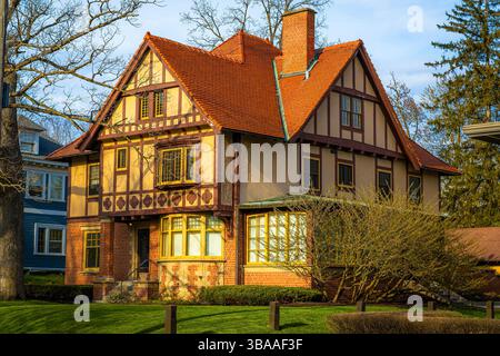 Grand Rapids, MI, USA - 23.04.2025: Foto von privaten Wohnhäusern in Grand Rapids Michigan bei Sonnenuntergang mit warmem Licht, ruhigen Straßen und friedlichem Ambiente Stockfoto