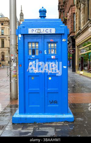 ACAB-Graffiti auf eine alte Police Call Box gesprüht, Buchanan Street, Glasgow, Schottland, Großbritannien, Europa Stockfoto
