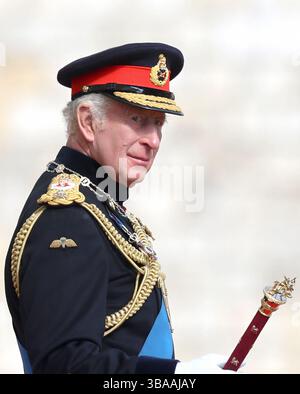 König Karl III. Lächelt vor einer Rede während der Präsentation neuer Standards für die Life Guards und die Blues and Royals in Windsor Castle, Berkshire. Bilddatum: Montag, 12. Mai 2025. Stockfoto