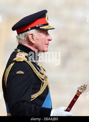 König Karl III. Lächelt vor einer Rede während der Präsentation neuer Standards für die Life Guards und die Blues and Royals in Windsor Castle, Berkshire. Bilddatum: Montag, 12. Mai 2025. Stockfoto