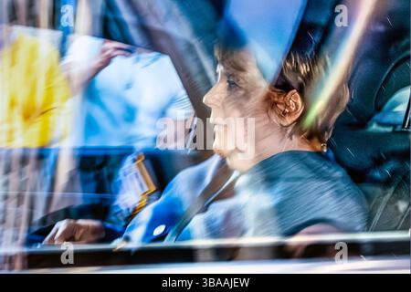 Angela Merkel, Ex-Bundeskanzlerin, im Auto, bei der Abfahrt von einer Lesung in der Innenstadt, München, 12. Mai 2025 Deutschland, München, 12. Mai 2025, Angela Merkel, 70, Bundeskanzlerin von 2005-2021, CDU, auf dem Rücksitz einer Limousine, bei der Abfahrt von einer Lesung bei Hugendubel am Stachus, Bayern, bayerisch, *** Angela Merkel, ehemalige Bundeskanzlerin, in einem Auto, eine Lesung in der Innenstadt, München, 12. Mai 2025 Deutschland, München, 12. Mai 2025, Angela Merkel, 70, deutsche Bundeskanzlerin von 2005 2021, CDU, auf dem Rücksitz einer Limousine, eine Lesung in Hugendubel am Stachus Stockfoto