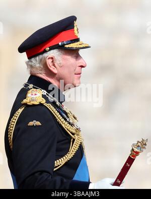 König Karl III. Lächelt vor einer Rede während der Präsentation neuer Standards für die Life Guards und die Blues and Royals in Windsor Castle, Berkshire. Bilddatum: Montag, 12. Mai 2025. Stockfoto