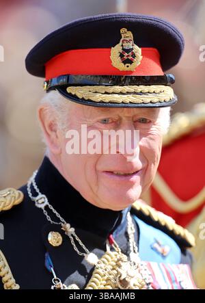 König Karl III. Lächelt bei der Vorstellung neuer Standards für die Life Guards und die Blues and Royals in Windsor Castle, Berkshire. Bilddatum: Montag, 12. Mai 2025. Stockfoto