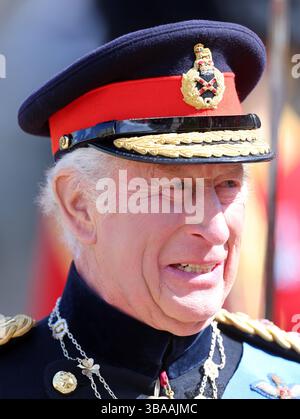 König Karl III. Lächelt bei der Vorstellung neuer Standards für die Life Guards und die Blues and Royals in Windsor Castle, Berkshire. Bilddatum: Montag, 12. Mai 2025. Stockfoto