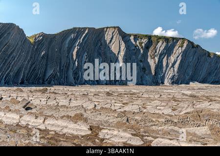 Flyschfelsen am Strand Sakoneta, entlang des Geoparks Baskenküste in Nordspanien Stockfoto