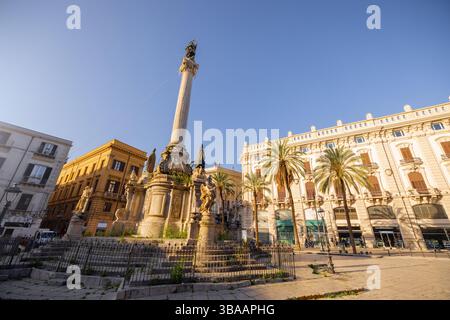 Die Sonne am frühen Morgen erleuchtet die Säule und die barocken Skulpturen auf der Piazza San Domenico in Palermo, Sizilien. Dieses Bild zeigt zeitlosen europäischen Charme und ist ideal für Reisen, Geschichte und Architektur Stockfoto