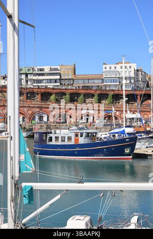 Der Ramsgate Royal Harbour mit den historischen Bögen dahinter auf der Isle of Thanet, Kent, Großbritannien Stockfoto